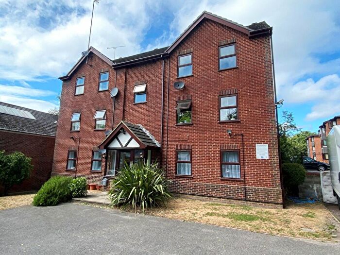 2 Bedroom Flat To Rent In Pound Road, Aldershot, Rushmoor, GU12