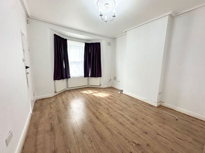 1 Bedroom Flat For Sale In Gladstone Road, Watford, WD17