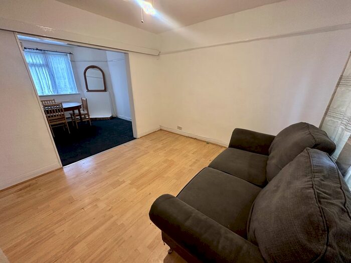 3 Bedroom Semi-Detached House To Rent In Kingshill Avenue, Northolt, UB5