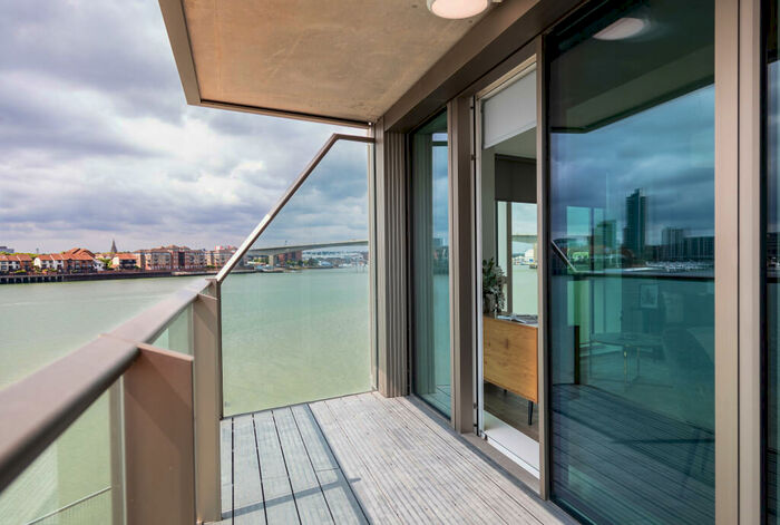 2 Bedroom Apartment To Rent In Centenary Plaza, Southampton, Hampshire, SO19