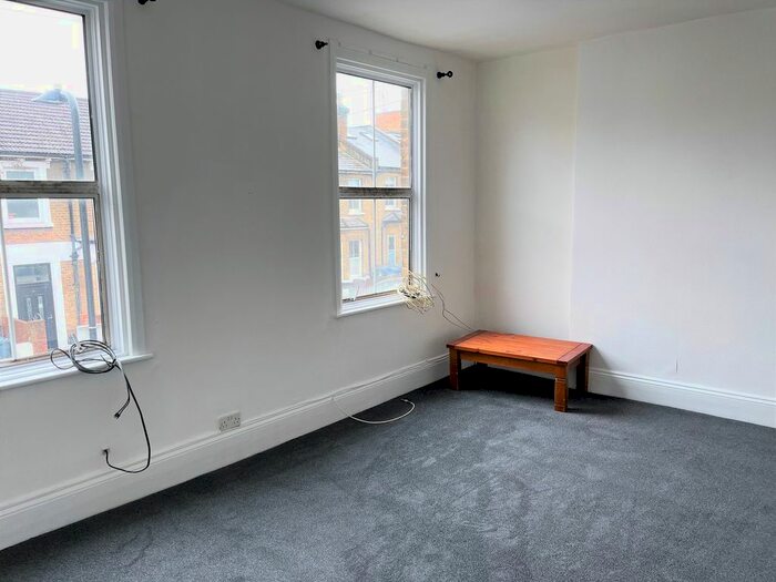 3 Bedroom Flat To Rent In Goldsmith Road, Acton, London, W3