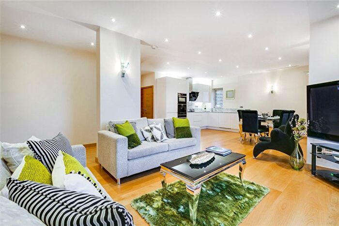 3 Bedroom Flat To Rent In Buckingham Palace Road, Pimlico And Westminster, SW1W