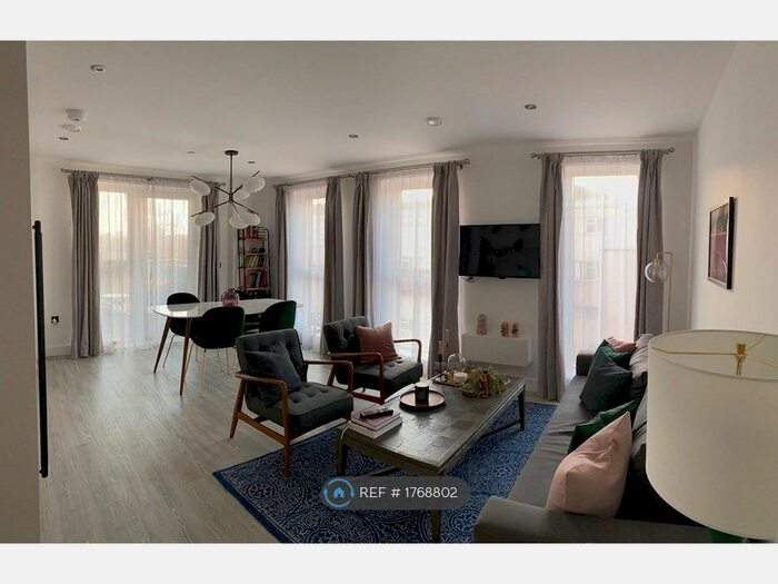 1 Bedroom Flat To Rent In Trinity Way, London, W3