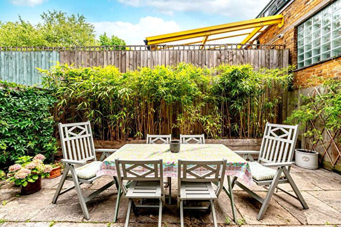 3 Bedroom Flat For Sale In Bevington Road, London, W10