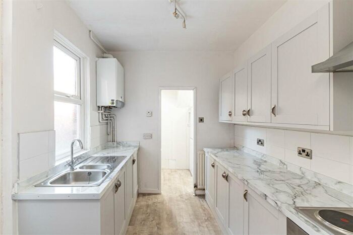 2 Bedroom Flat To Rent In Simonside Terrace, Heaton, Newcastle Upon Tyne, NE6