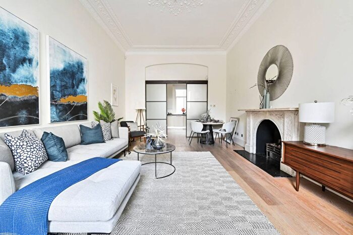 2 Bedroom Flat For Sale In Redcliffe Square, Chelsea, London, SW10
