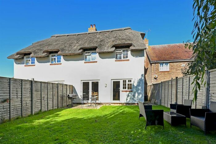 3 Bedroom Semi-Detached House To Rent In Waterford Gardens, Climping, BN17