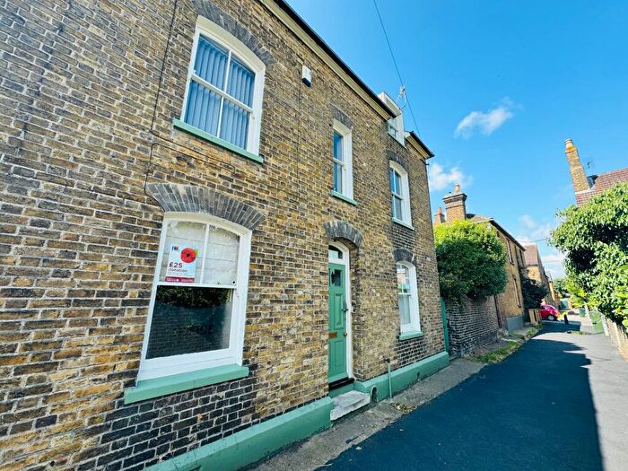 2 Bedroom Flat To Rent In Solomons Lane, Faversham, ME13