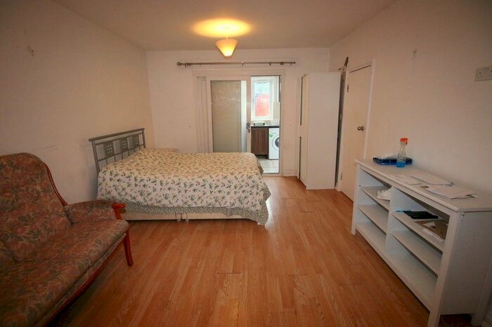 Studio To Rent In Imperial Road, Feltham, Middlesex, TW14