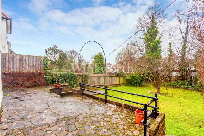 2 Bedroom Apartment To Rent In Armitage Road, London, NW11