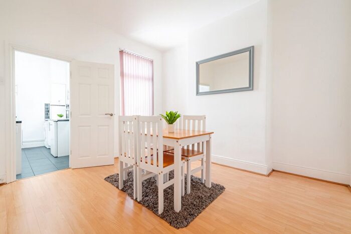 3 Bedroom Semi-Detached House To Rent In Lancing Road, Sheffield, S2