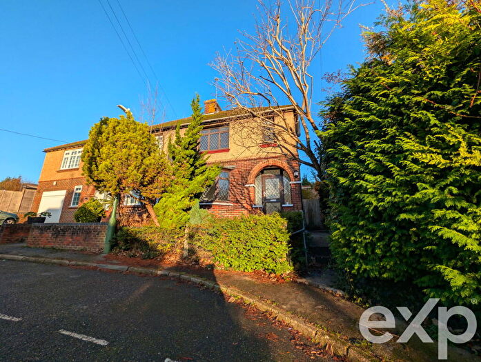 3 Bedroom Semi Detached House For Sale In Moncktons Drive, Maidstone, ME14