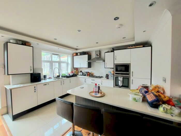 4 Bedroom Semi-Detached House To Rent In Castleton Road, Walthamstow, E17