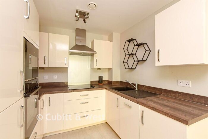 2 Bedroom Flat For Sale In Outwood Lane, Chipstead, Surrey, CR5
