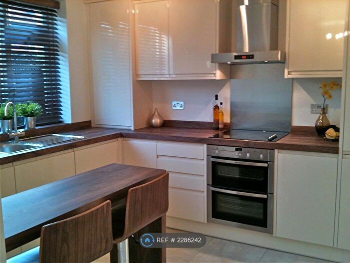 2 Bedroom Flat To Rent In Josephs Road, Guildford, GU1