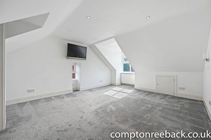 3 Bedroom Flat To Rent In Walm Lane, NW2