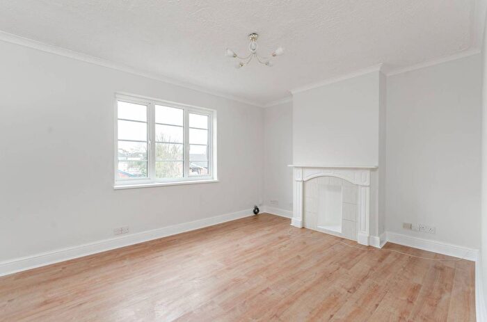2 Bedroom Flat To Rent In Springfield Court, Acton, London, W3