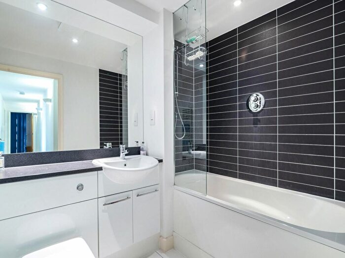 2 Bedroom Apartment To Rent In Elektron Tower, Blackwall Way, E14