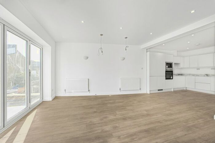 2 Bedroom Flat To Rent In Woodland Grove, London, SE10