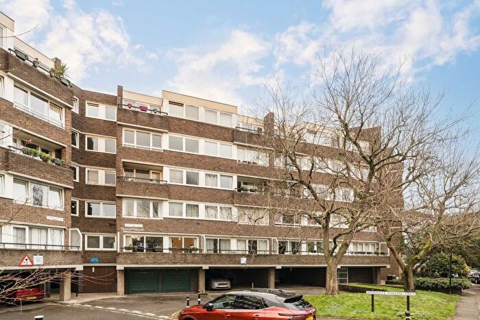 3 Bedroom Flat For Sale In Justin Close, Brentford, TW8