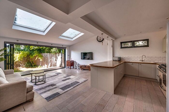 2 Bedroom Flat For Sale In Uxbridge Road, W12