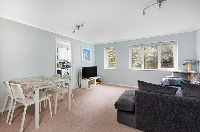 2 Bedroom Flat To Rent In Queensmere Road, London, SW19