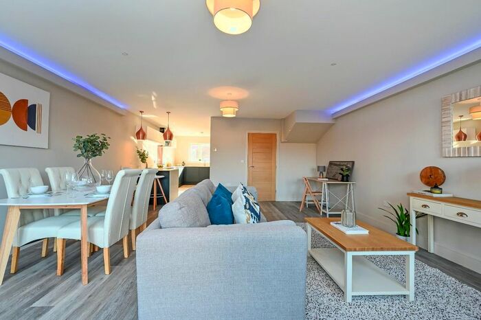 4 Bedroom Semi-Detached House To Rent In Moneyfield Avenue, Portsmouth, PO3