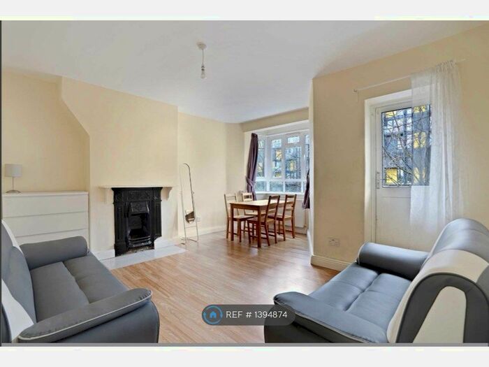3 Bedroom Flat To Rent In Campbell House, London, W12