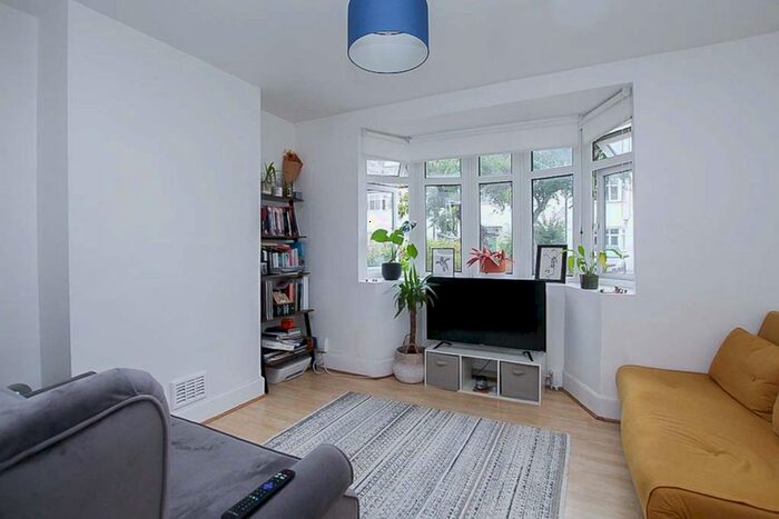 2 Bedroom Flat To Rent In Bicester Road, Richmond, TW9