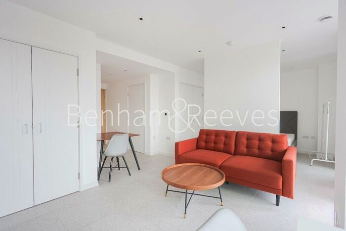 1 Bedroom Apartment To Rent In Bouchon Point, Silk District, E1
