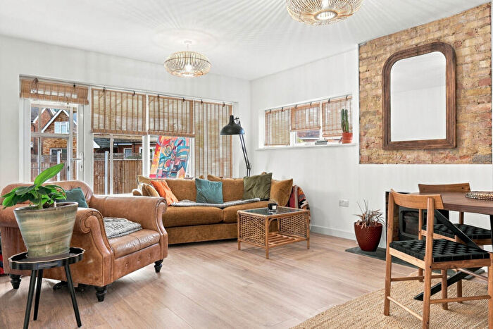 2 Bedroom Detached Bungalow For Sale In Moor Park Close, Leigh-on-sea, SS9