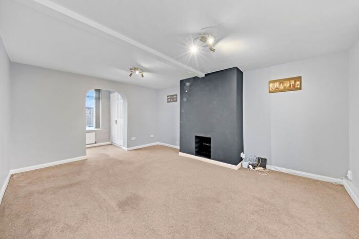 3 Bedroom Semi-detached House To Rent In Brockwell Lane, Chesterfield, S40