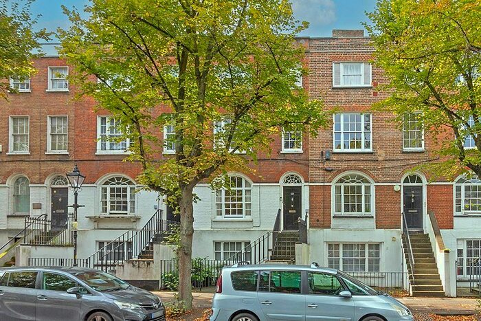 2 Bedroom Flat To Rent In New Road, Chatham, Kent, ME4