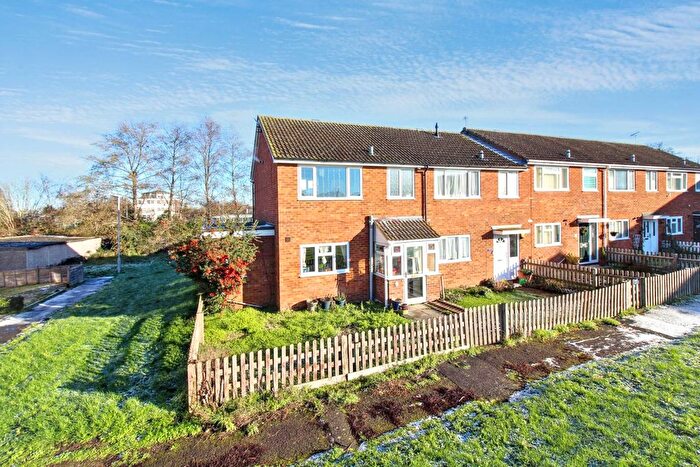 3 Bedroom End Terrace House For Sale In Orwell Drive, Aylesbury, HP21