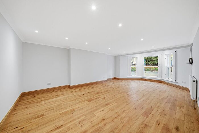 3 Bedroom Flat For Sale In Cathcart Hill, London, N19