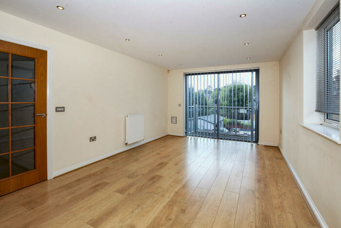1 Bedroom Flat To Rent In The Crescent, Maidenhead, SL6