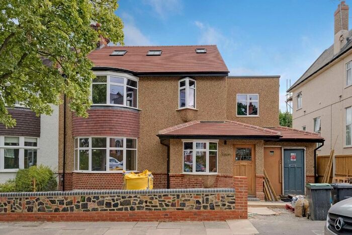 3 Bedroom Flat To Rent In Muswell Avenue, London, N10