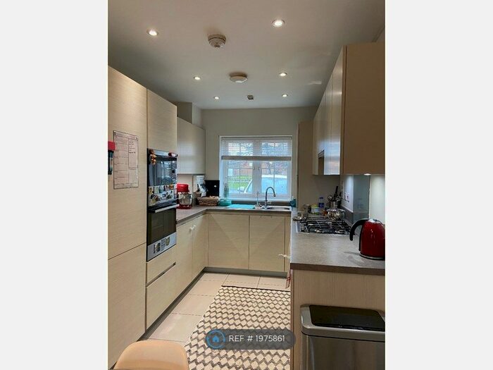 3 Bedroom End Of Terrace House To Rent In Wentworth Avenue, Slough, SL2
