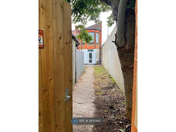 Studio To Rent In West Road, Westcliff-On-Sea, SS0