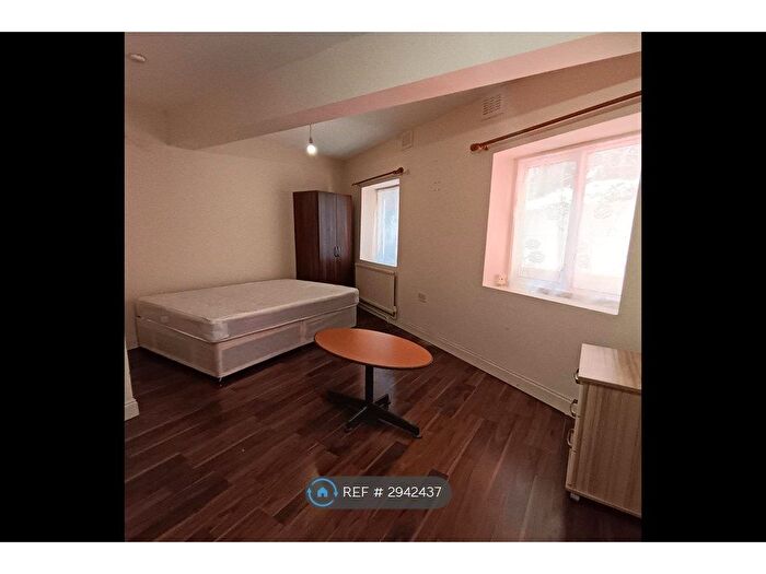 Studio To Rent In Walworth Road, London, SE1