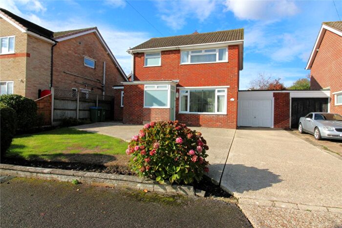 3 Bedroom Link Detached House For Sale In Braemar Close, Fareham, Hampshire, PO15