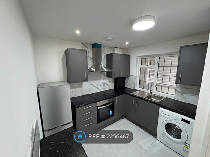 Studio To Rent In Crescent Way, London, SW16