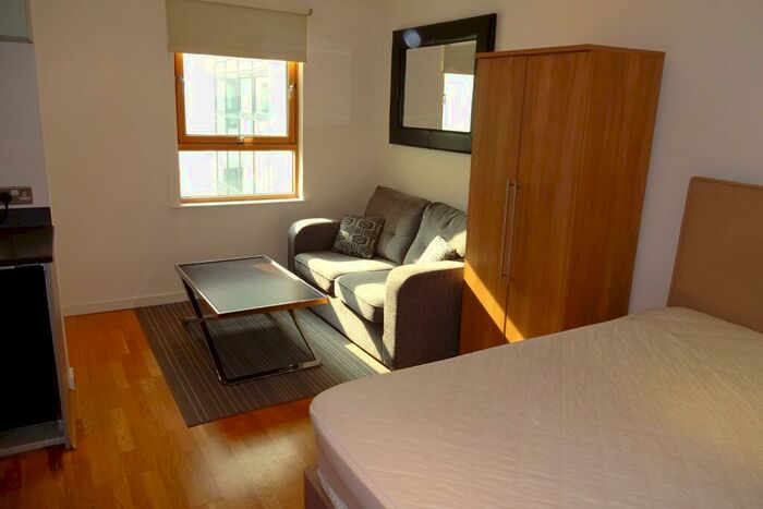 Flat To Rent In Marsh Lane, Leeds, Uk, LS9