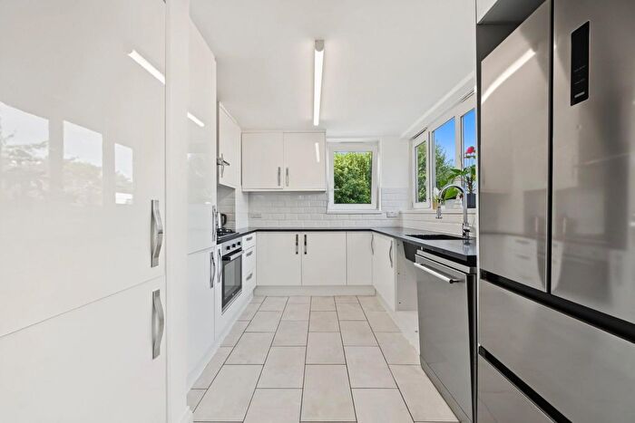 2 Bedroom Flat To Rent In Hedingham Close, London, N1