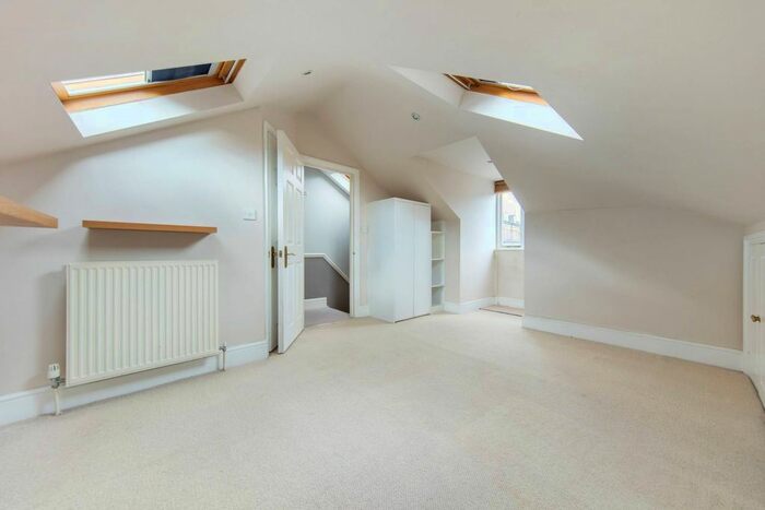 2 Bedroom Flat To Rent In Northcote Road, Battersea, London, SW11