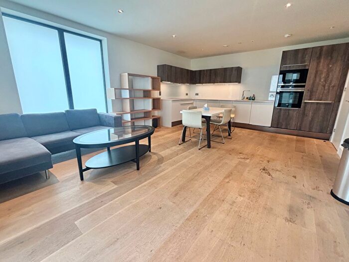 3 Bedroom Flat To Rent In Lockington Road, London, SW8