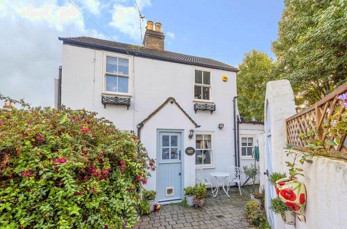 2 Bedroom Cottage To Rent In Crescent Road, Erith, DA8