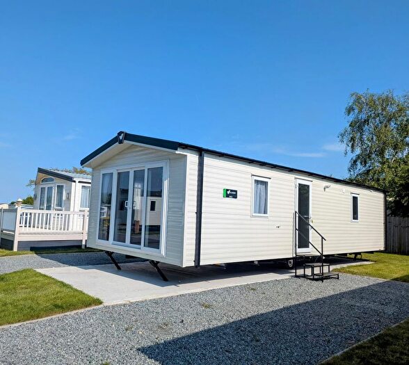 2 Bedroom Mobile/park Home For Sale In Main Road, St. Lawrence, Southminster, CM0
