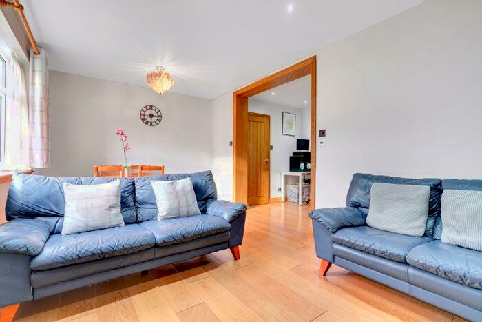 2 Bedroom Apartment To Rent In Waldronhyrst, South Croydon, CR2