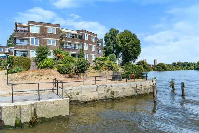 3 Bedroom Flat To Rent In Justin Close, Brentford, TW8